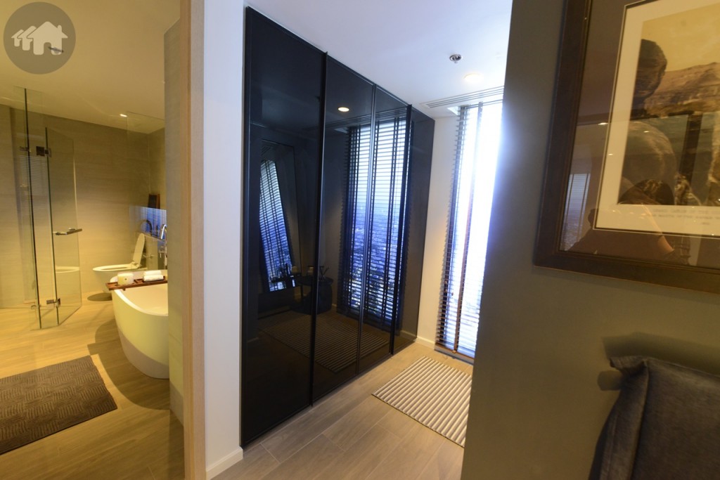 มีโซนแต่งตัว แถมตู้เสื้อผ้าให้เหมือนกับชั้นล่าง