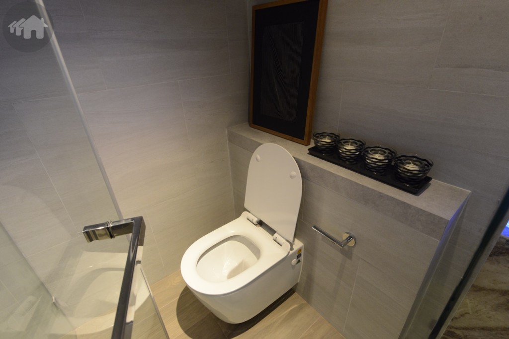 ไฮไลท์ที่น่าสนใจ อยู่ที่ห้องน้ำชั้นบน ตกแต่งผนังด้วยกระเบื้อง มีอ่างอาบน้ำให้ พร้อมสุขภัณฑ์ยี่ห้อ Kasch อ่างล้างหน้าขนาดใหญ่ ตู้เก็บของแบบบิลท์อิน กระจกกั้นอาบน้ำและชักโครกแบบแยกส่วน