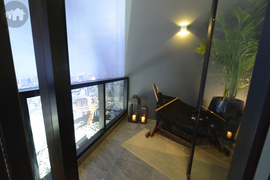 เปิดประตูออกไปจะเจอวิวเมืองแบบนี้ ที่กั้นระเบียงทำจากอะลูมิเนียมเฟรมหนา แข็งแรง มีความปลอดภัย