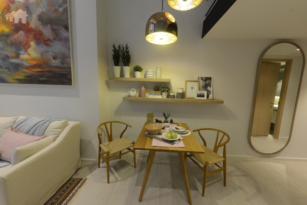 พื้นที่ห้องตัวอย่าง โซนครัว ทานอาหาร และนั่งเล่นจะรวมกันในห้อง เพียงแต่เพดานที่ยกสูงขึ้นไป สามารถสร้างพื้นที่ Double Space ชั้นบน ทำเป็นห้องนอนได้