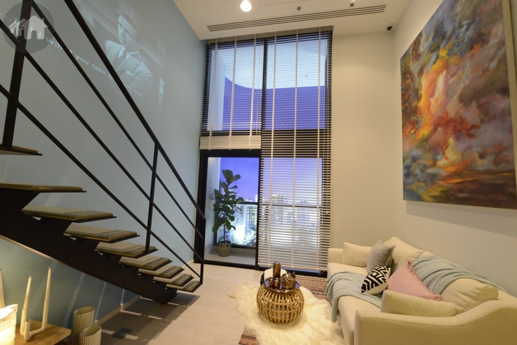 กระจกใสให้แสงสว่าง สูงตั้งแต่พื้นจนถึงเพดาน และมีบันได (ทำจากไม้จริง) ขึ้นไปสู่ชั้นลอย 