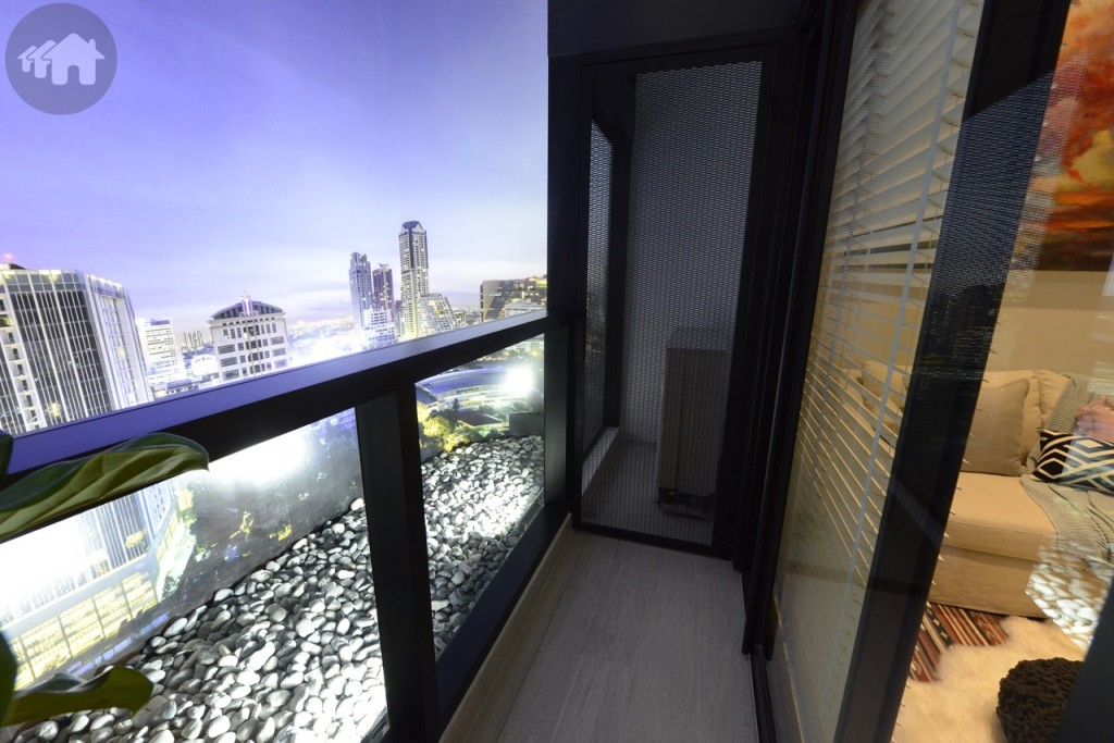 พื้นที่ระเบียงแคบกว่า Duplex และเพิ่มห้องกั้นแอร์คอมเพรสเชอร์เป็นสัดส่วน