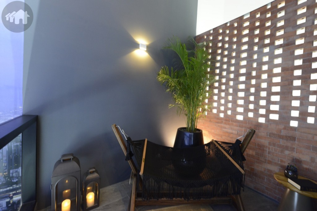 พื้นที่ระเบียงกว้างประมาณ 8-9 ตารางเมตร สามารถวางโต๊ะและเก้าอี้นั่งพักผ่อนได้ อีกด้านหนึ่งจะเป็นช่องลมที่ทำจากอิฐบล็อกแบบ Natural 