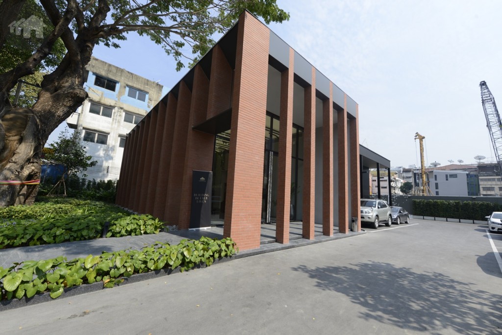 สำนักขายของ The Lofts Silom ตั้งอยู่ด้านหน้าของโครงการจริงที่กำลังอยู่ระหว่างการก่อสร้าง บนถนนประมวญ ห่างจากถนนสีลมเพียง 150 เมตร ฝั่งซ้ายมือ หรือหากเดินทางมาจากเส้นสาทร จะอยู่ห่างออกไป 400 เมตร เมื่อเข้าสู่โถงของสำนักงานขาย จะรู้สึกโปร่งโล่ง สบาย เพราะเพดานยกสูงกว่า 5.7 เมตร มีเคาน์เตอร์สำหรับติดต่อ และที่นั่งรับแขกหลายมุม สำนักงานขายนี้จะมีลักษณะคล้ายกับล็อบบี้ของโครงการที่จะสร้างขึ้นจริง  