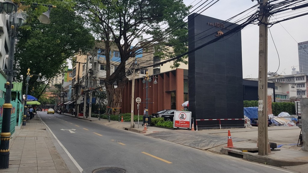 โครงการ The Lofts Silom จะอยู่ถัดจากโชว์รูมฟอร์ด เป็นทางก่อสร้างเข้าไปพื้นที่จริง ส่วนตัวสำนักขายอยู่ด้านหน้า เห็นได้ชัดเจน