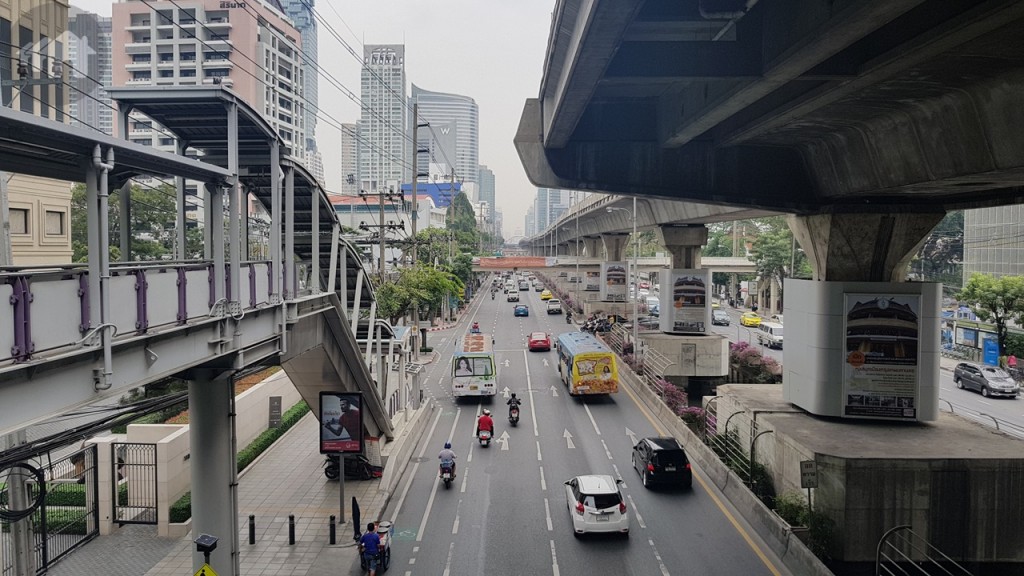 การจราจรถนนสาทรรถโฟลวได้เรื่อยๆ อาจมีติดบ้างบางช่วงเวลาเร่งรีบ