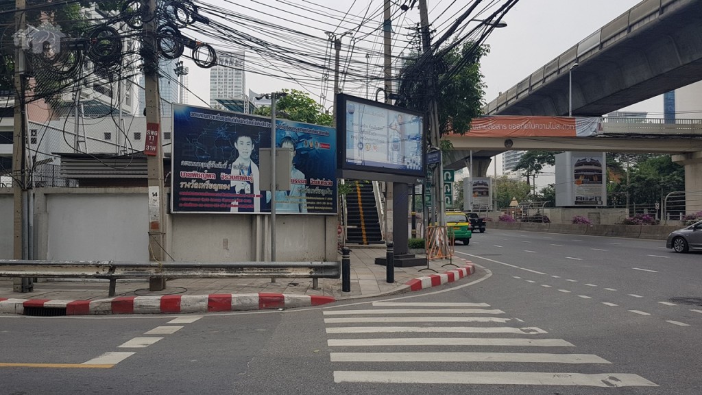 เดินออกมายังทางออกที่ 3 แล้วเดินลัดไปตามฟุตบาท ผ่านโรงแรมโหมดสาทร ไปจนถึงแยกเข้าสู่ถนนประมวญ ฝั่งตรงข้ามจะเป็นโรงเรียนกรุงเทพคริสเตียน