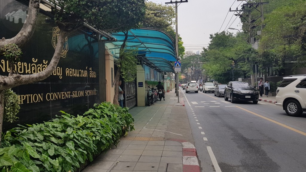 จากนั้นไม่ไกลจะผ่านโรงเรียนอัสสัมชันคอนแวนต์ สีลม