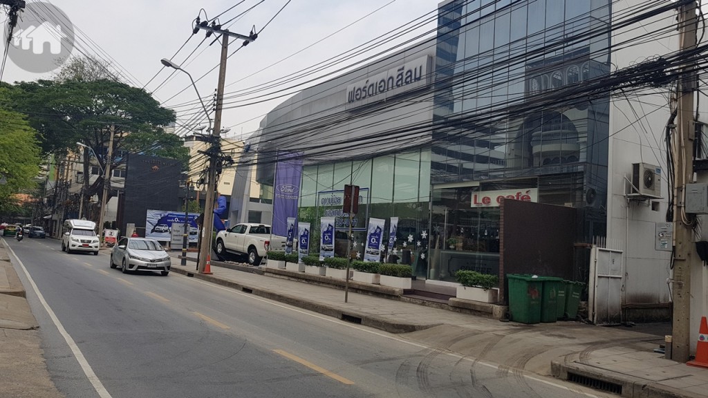 เดินมาอีกประมาณ 150 เมตรจะเจอกับโชว์รูมฟอร์ด และร้าน Deli Café ทางขวา ซึ่งอยู่ฝั่งเดียวกับโครงการ The Lofts Silom