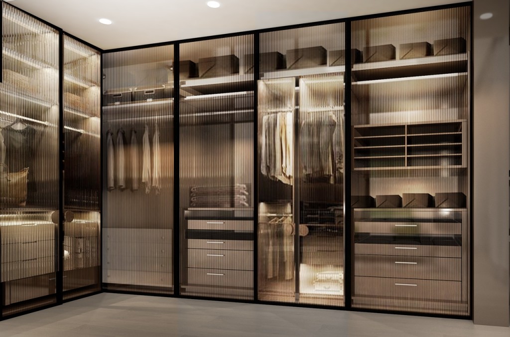 ห้องนอนใหญ่บนชั้นที่ 5 สามารถมองเห็นวิวโดยรอบ และห้องน้ำดีไซน์สวยที่แยกเป็นสัดส่วนด้วย Glass Screen บานใหญ่แทนผนังทึบเพิ่มความรู้สึกโปร่งสบาย พร้อมด้วยตู้เสื้อผ้าแบบ Walk-In closet