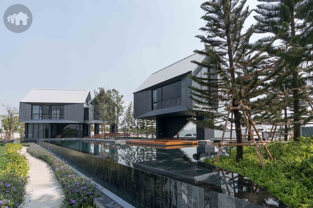 พิเศษกว่าโครงการอื่นด้วยคลับเฮ้าส์สูง 2 ชั้น ขนาด 1 ไร่ ประกอบด้วยฟิตเนส ห้องประชุม ห้องสมุด วิวทะเลสาบขนาดใหญ่ รายล้อมด้วยสวนสาธารณะ และทิวสน พร้อมลู่วิ่งยาว 250 เมตร