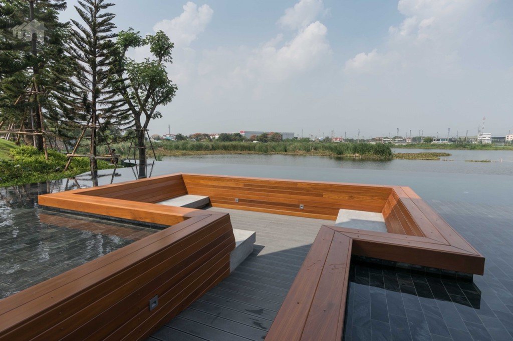 พื้นที่นั่งพักผ่อนริมสระว่ายน้ำ