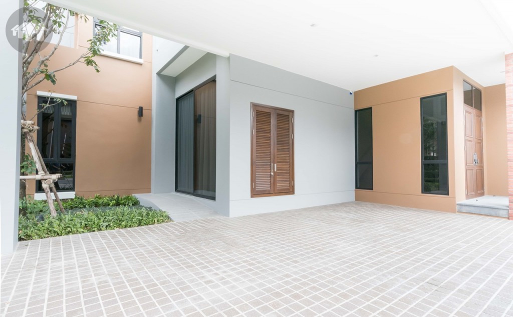 บริเวณหน้าบ้านกว้างขวางจอดรถได้ถึง 3 คัน ออกแบบให้รองรับการอยู่อาศัยแบบ Universal Design โดยมีทางลาดจากบริเวณที่จอดรถเข้าบ้านสำหรับรถเข็นผู้สูงอายุ