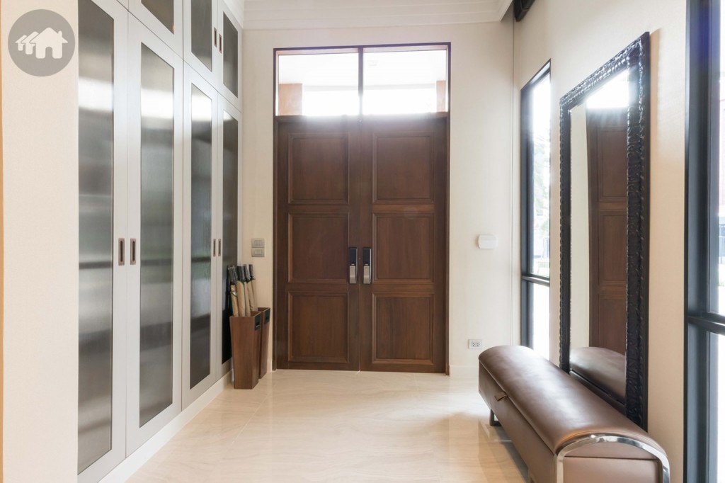 เข้ามาภายในบ้านโซนด้านหน้ากว้างขวาง ตกแต่งเป็นชั้นวางของและที่เก็บรองเท้า