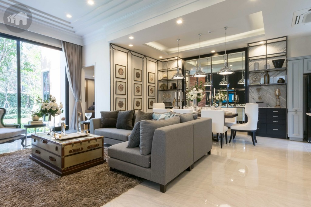 ห้องนั่งเล่นเชื่อมต่อกับห้องรับประทานอาหาร เพิ่มพื้นที่เปิดโล่งและรองรับการใช้งานได้สะดวก โปร่งโล่งด้วยเพดานสูง