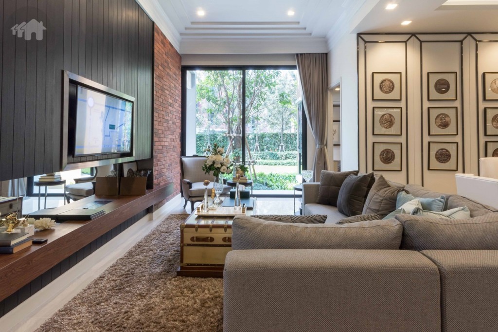 ห้องนั่งเล่นขนาดใหญ่ เปิดรับวิวสวนแบบเต็มสายตาด้วยประตูกระจกบานเลื่อนแบบสลับบานสูง ซึ่งมีทางลาดเชื่อมต่อกับที่จอดรถ รองรับการใช้รถเข็นสำหรับผู้สูงอายุ