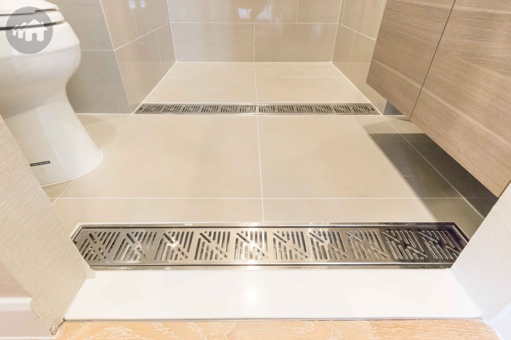 ห้องน้ำออกแบบให้พื้นราบเสมอกันเพื่อป้องกันการสะดุด และสามารถใช้รถเข็นเข้าไปได้