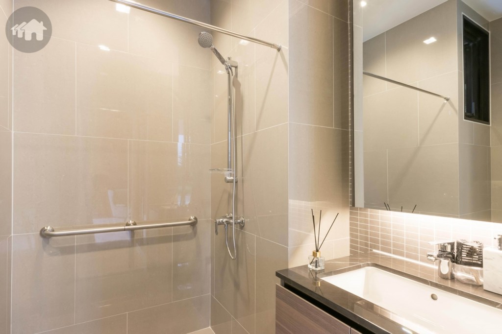 ห้องน้ำอุปกรณ์ครบครันของ Kohler พร้อมราวจับบริเวณพื้นที่อาบน้ำ