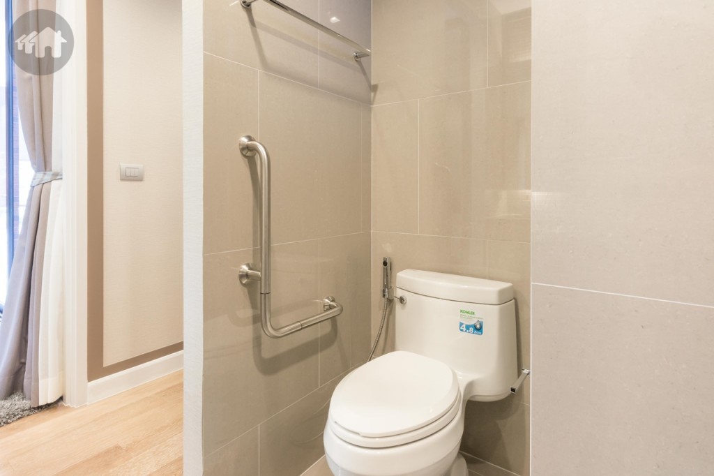 โถสุขภัณฑ์ พร้อมสายฉีดชำระ และที่ใส่กระดาษชำระ ของ Kohler พร้อมราวจับ