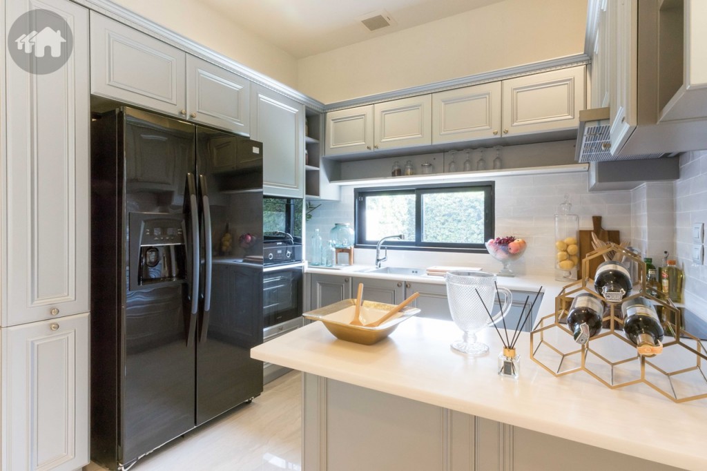 ติดกันเป็นห้องครัวที่มาพร้อมบิลท์อินตู้ครัวบน-ล่าง