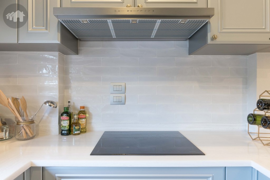 เตาไฟฟ้าแบบ 4 หัว พร้อมเครื่องดูดควันของ Gorenje