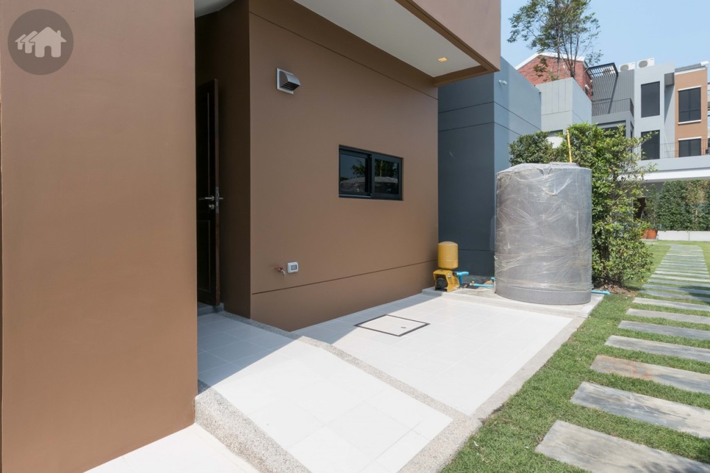 ด้านหลังบ้านเป็นส่วนซักล้าง ติดตั้งก๊อกน้ำ และท่อระบายน้ำให้เรียบร้อย ใกล้กันจะเป็นห้องแม่บ้านพร้อมห้องน้ำ และห้องเก็บของ