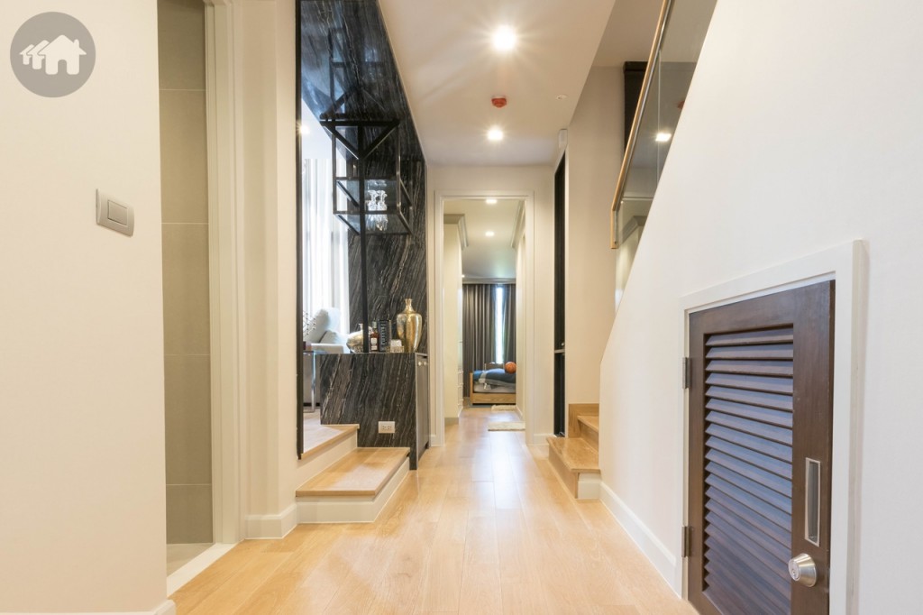 โถงทางเดินบริเวณชั้นที่ 2 มีห้องเก็บของใต้บันได ด้านซ้ายเป็นห้องน้ำ