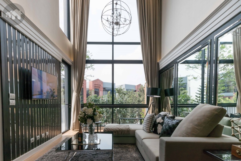 พิเศษด้วยเพดานสูง 6 เมตร เปิดโล่งรับวิวแบบเต็มสายตาด้วยกระจกบานสูง