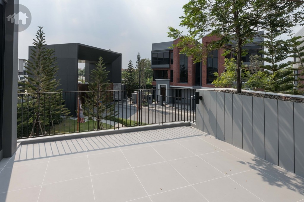 เชื่อมต่อกับระเบียงขนาดใหญ่ รั้วสูงประมาณ 1 เมตร