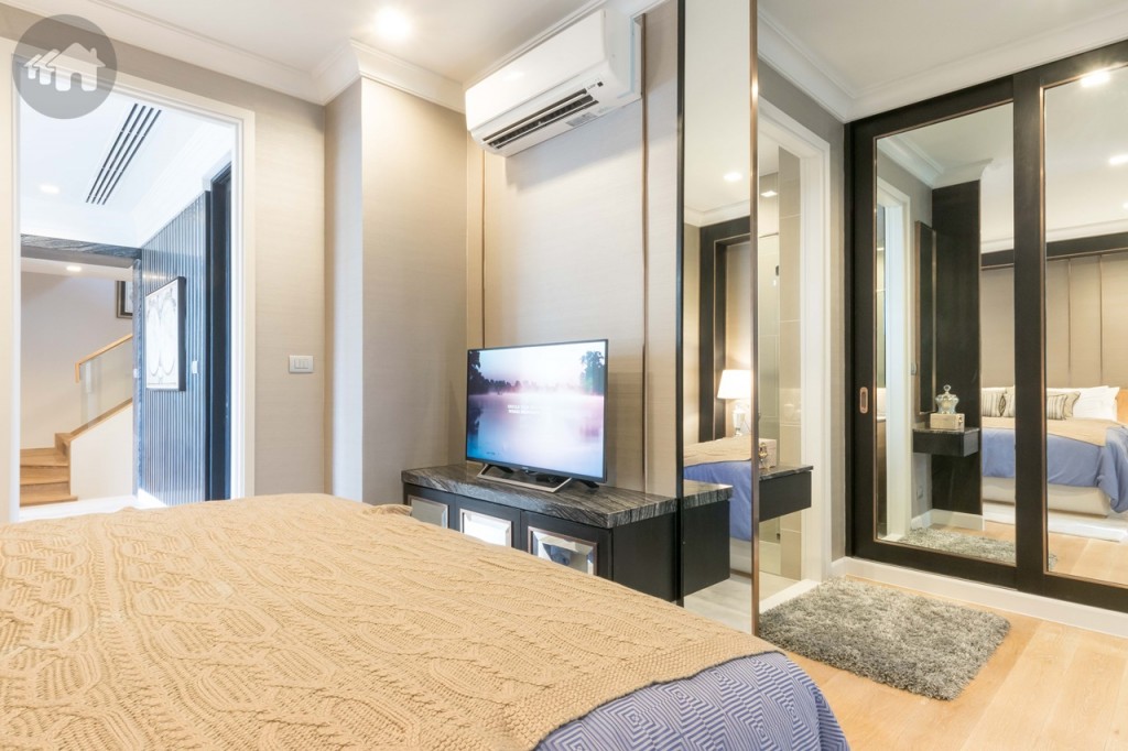 ปลายเตียงเป็นทางเชื่อมไปตู้เสื้อผ้า และห้องน้ำ