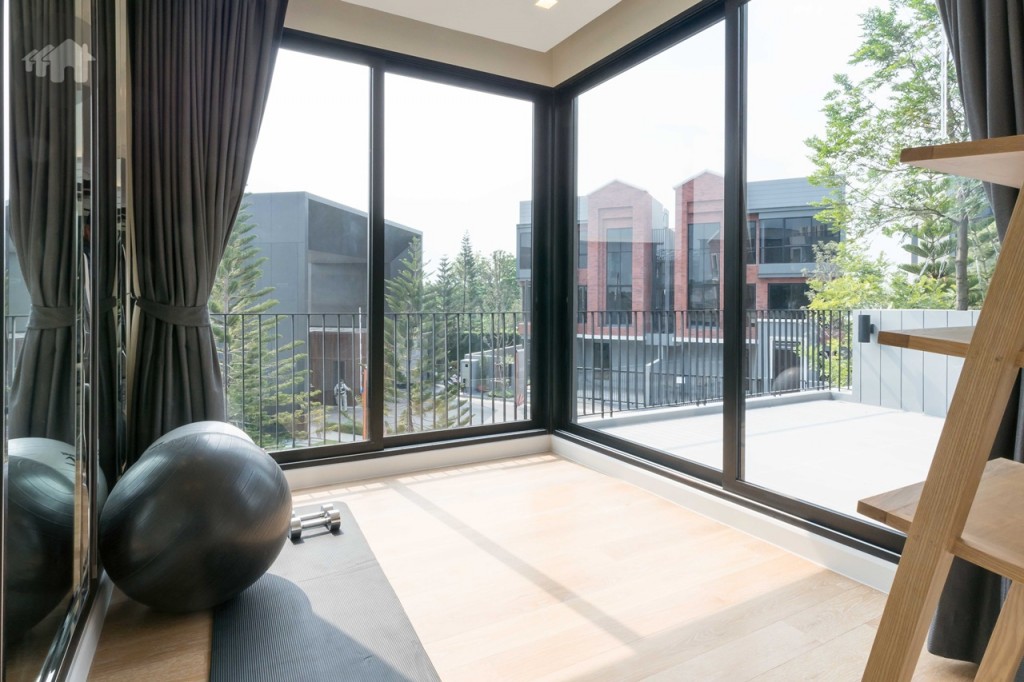 ติดกันตกแต่งเป็นห้องออกกำลังกาย เชื่อมต่อกับระเบียง กระจกบานสูงเข้ามุมให้มุมมองที่กว้างขึ้น 