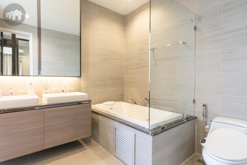 เชื่อมต่อกับห้องน้ำขนาดใหญ่ รองรับการใช้งานพร้อมกันทั้งสองคนด้วย Double Basin อ่างล้างหน้า 2 อ่าง มีอ่างอาบน้ำของ Kohler พร้อมกระจกกั้นเป็นสัดส่วน