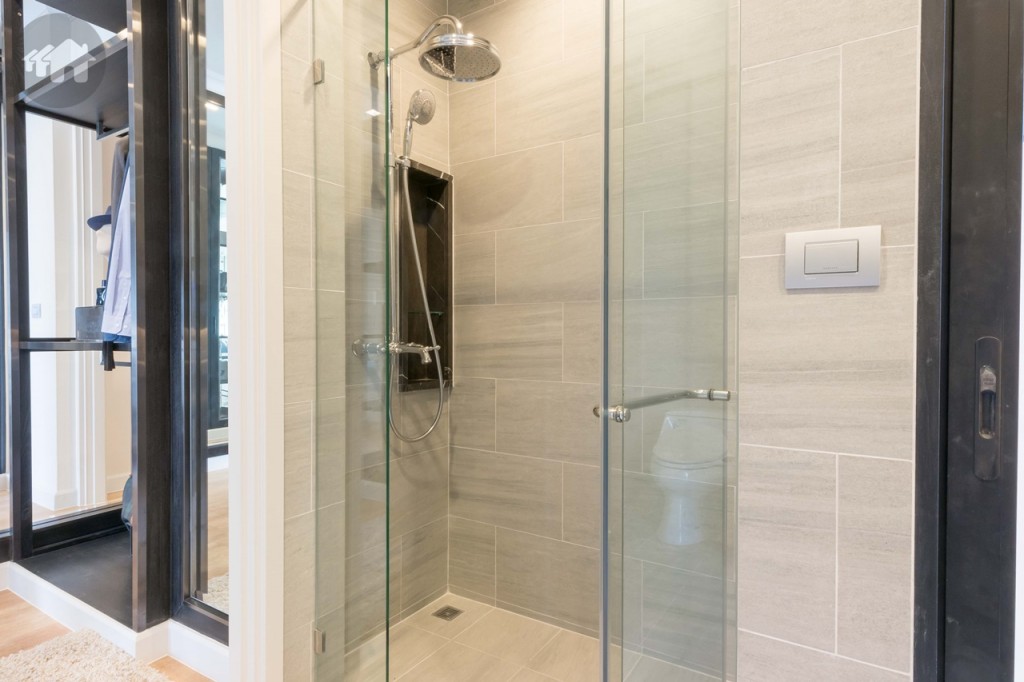 ห้องอาบน้ำมาพร้อมกระจกกั้นเป็นสัดส่วน ฝักบัว และ Rainshower ของ Kohler 