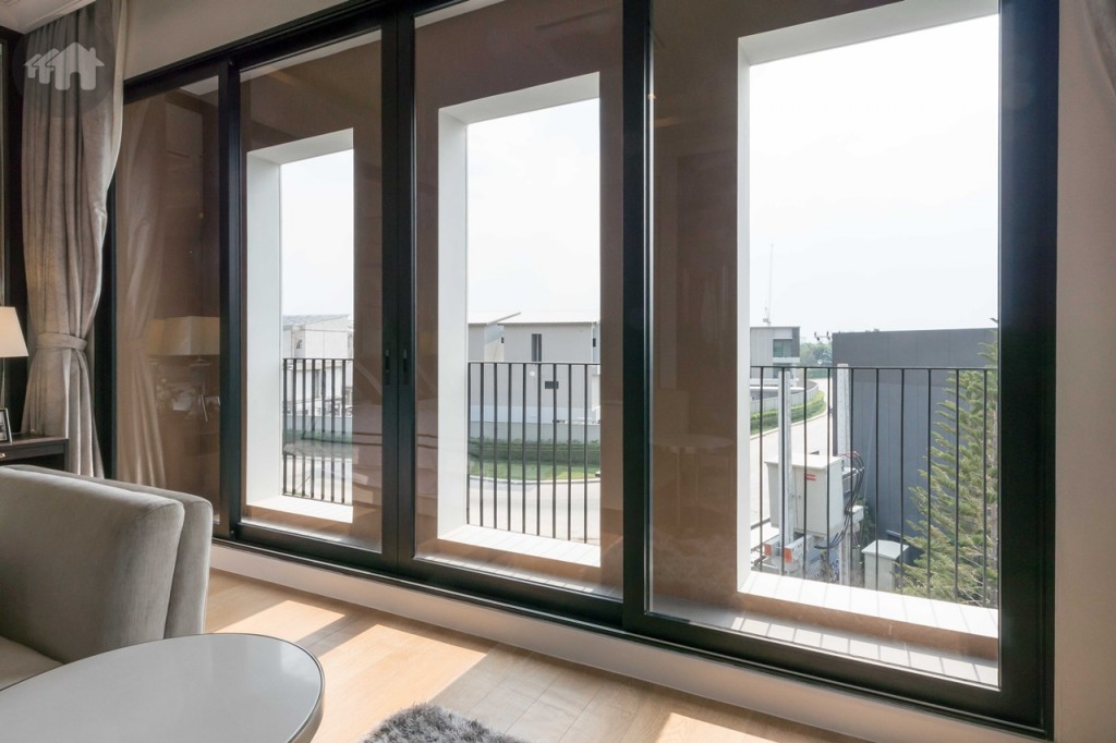 เปิดรับวิวด้วยประตูกระจกบานเลื่อนแบบ 2 ทาง เชื่อมต่อกับระเบียง