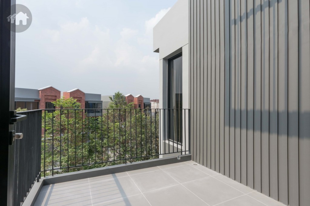 อีกด้านเชื่อมต่อกับระเบียงกว้าง ติดตั้งก๊อกน้ำ และท่อระบายน้ำให้เรียบร้อย