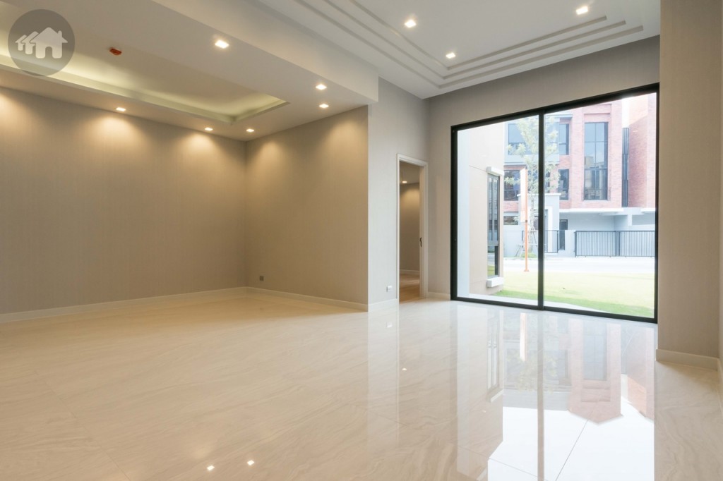 ห้องนั่งเล่นกว้างขวาง เชื่อมต่อกับประตูกระจกบานเลื่อนบานใหญ่ มีทางลาดสำหรับรถเข็นผู้สูงอายุ