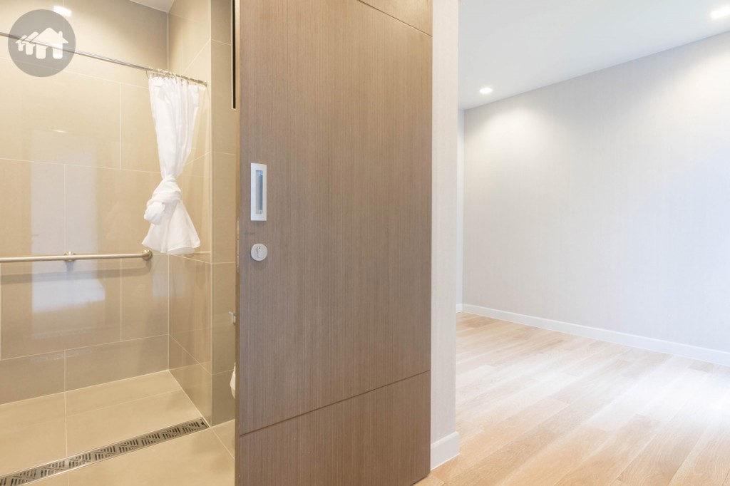 ห้องนอนผู้สูงอายุ ประตูเป็นแบบบานเลื่อน ปรับพื้นให้เสมอกันทั้งห้อง