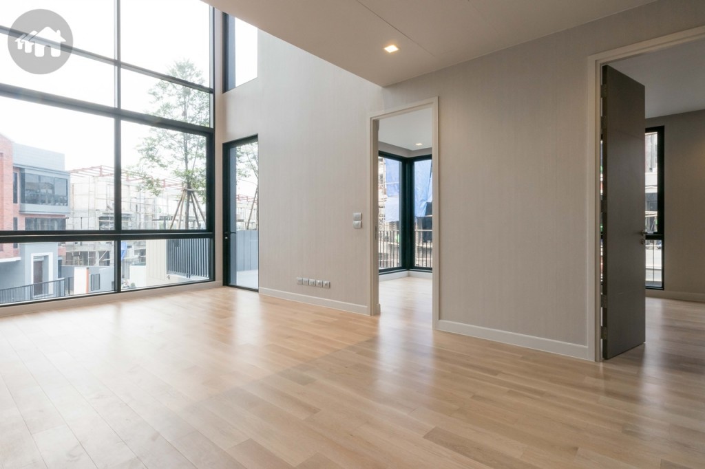 ห้องนั่งเล่นสำหรับครอบครัวบนชั้นที่ 2 กว้างขวาง มาพร้อมเพดานสูงถึง 6 เมตร และกระจกบานสูงเปิดรับวิวแบบเต็มสายตา