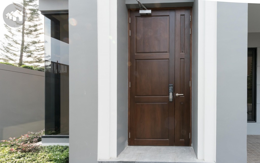 ประตูทางเข้าบ้านบานสวิงขนาดใหญ่