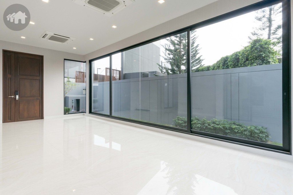 เข้ามาภายในบ้านเปิดโล่ง เพื่อการใช้งานที่หลากหลาย โปร่งโล่งด้วยห้องเพดานสูง สามารถตกแต่งเป็นห้องนั่งเล่น และห้องรับประทานอาหารได้ เปิดรับวิวสวนและแสงธรรมชาติมากขึ้นด้วยกระจกเข้ามุมรอบด้าน