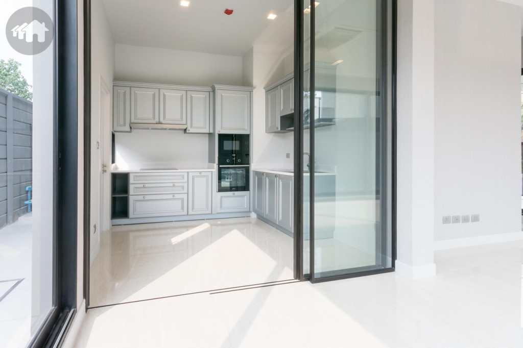 ห้องครัวกั้นเป็นสัดส่วนด้วยประตูกระจกบานเลื่อน 