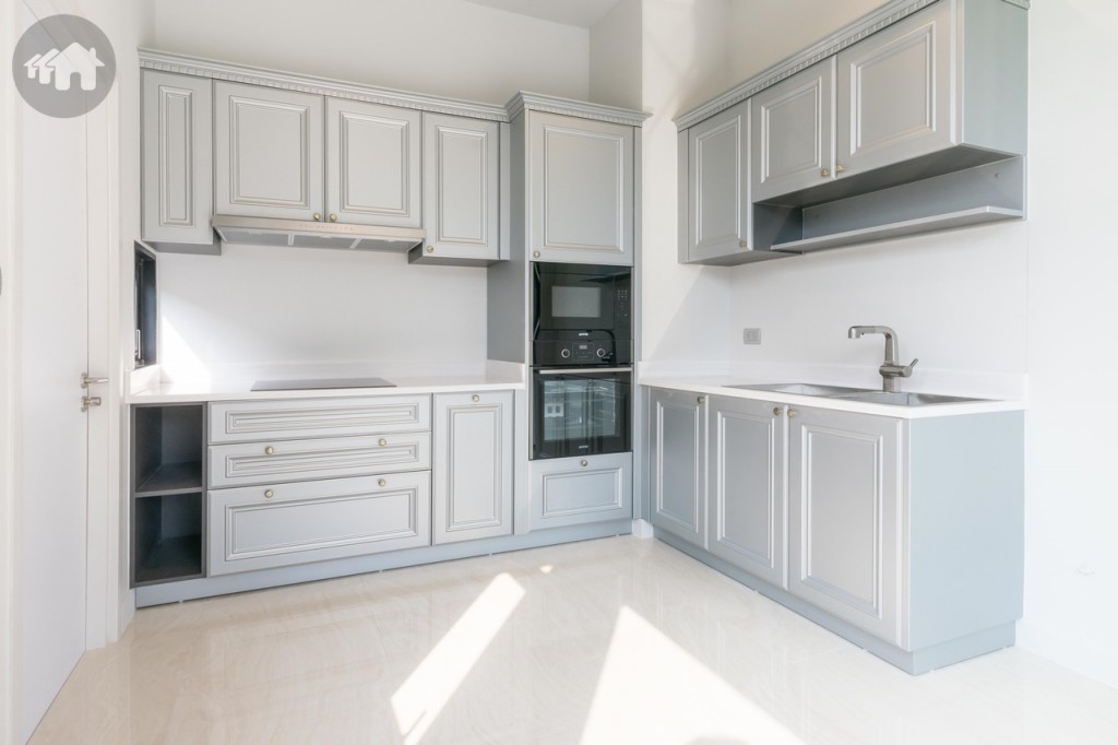 ตู้ครัวบิลท์อินบน-ล่าง พร้อมอ่างล้างจานของ Kohler ตู้อบ เตาไมโครเวฟ เตาไฟฟ้า และเครื่องดูดควันของ Gorenje