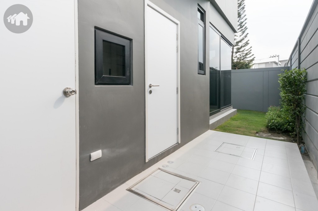 ส่วนซักล้างหลังบ้าน ติดตั้งก๊อกน้ำและท่อระบายน้ำให้เรียบร้อย ด้านข้างเป็นห้องแม่บ้านพร้อมห้องน้ำ