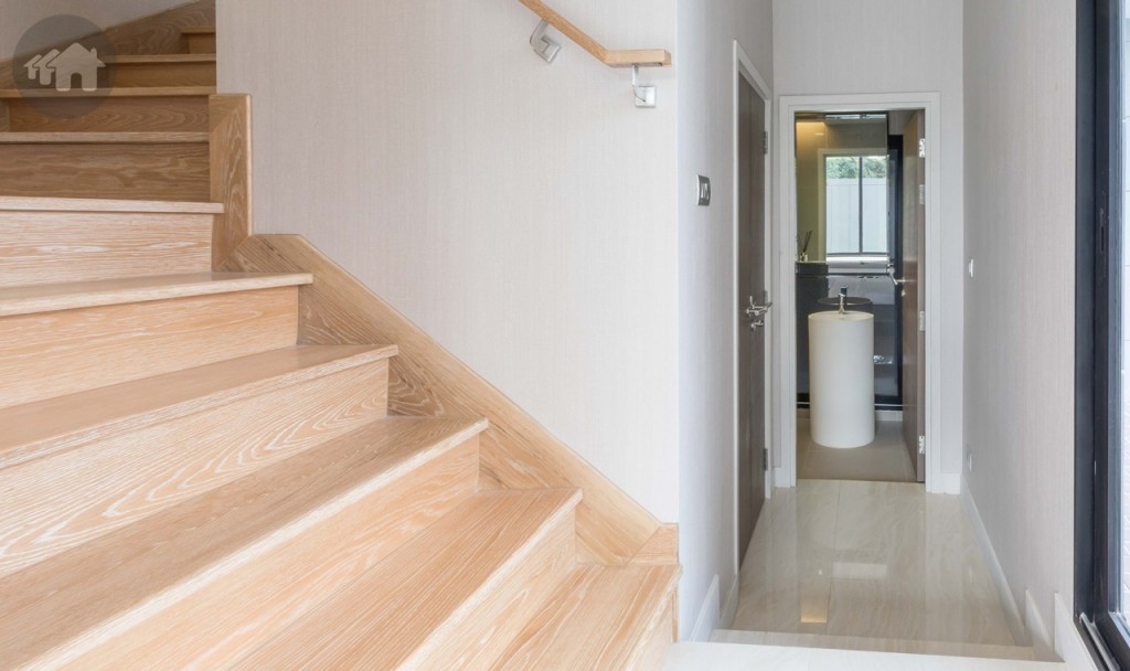 ทางขึ้นชั้นที่ 2 เป็นบันไดกว้างประมาณ 1.20 เมตร ด้านข้างดร็อปพื้นเป็นห้องน้ำชั้นล่าง และห้องเก็บของใต้บันได