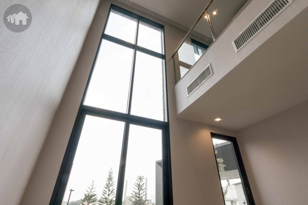 ขึ้นมาบนชั้นที่ 2 เป็นห้องนั่งเล่นสำหรับครอบครัว เพดานสูง 6 เมตร พร้อมกระจกบานสูงเปิดรับวิวแบบเต็มสายตา