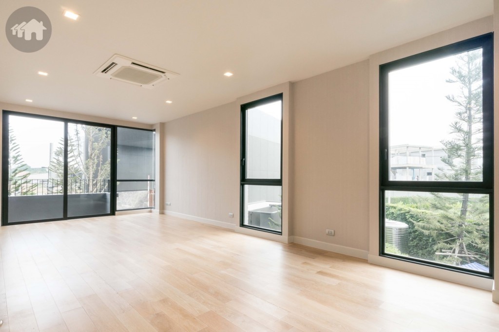 ห้องนอนใหญ่อยู่บนชั้นที่ 2 ขนาดกว้างขวาง