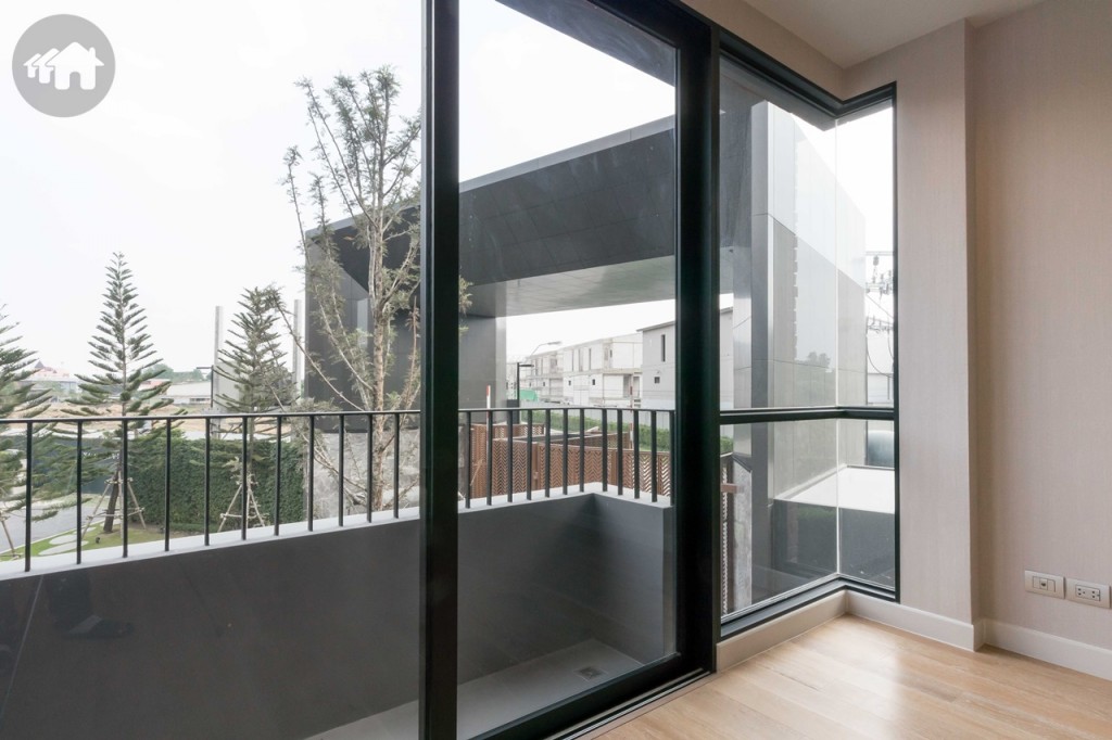 ประตูกระจกบานเลื่อนเชื่อมต่อกับระเบียง