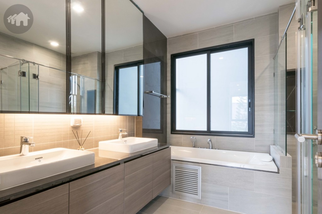 ห้องน้ำขนาดใหญ่ มาพร้อมอ่างล้างหน้า 2 อ่าง และอ่างอาบน้ำของ Kohler