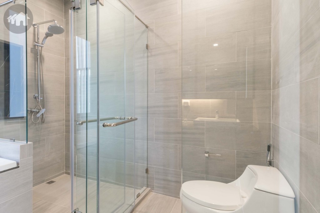 โถสุขภัณฑ์ และห้องอาบน้ำกั้นด้วยกระจกเป็นสัดส่วน พร้อมฝักบัว และ Rainshower ของ Kohler