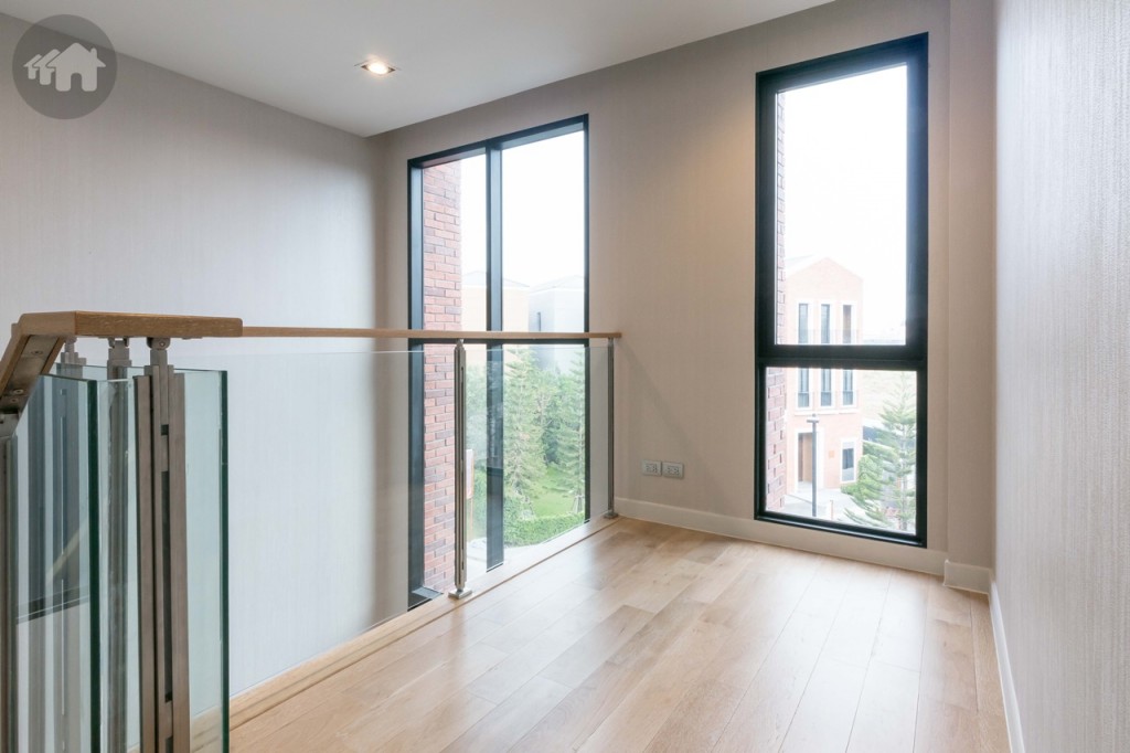 ขึ้นมาบนชั้นที่ 3 โถงบันไดขนาดใหญ่ สามารถตกแต่งเป็นได้ทั้งห้องพระ และพื้นที่นั่งเล่น